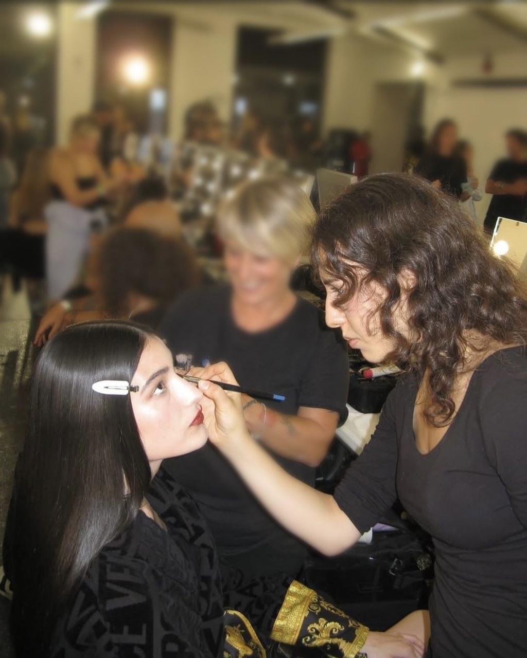 Egle Roccazzella al lavoro nel backstage di una sfilata
