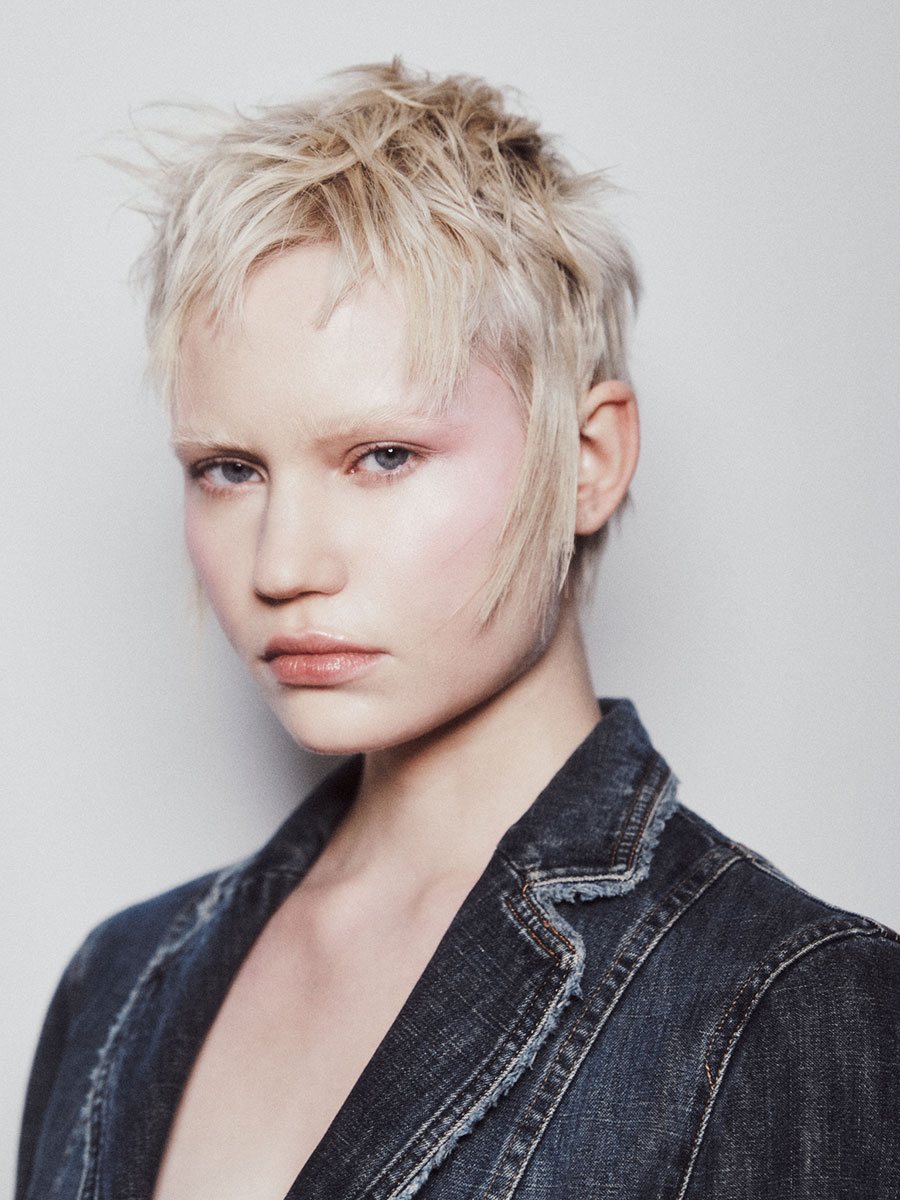 Editoriale: pixie biondo e giacca denim