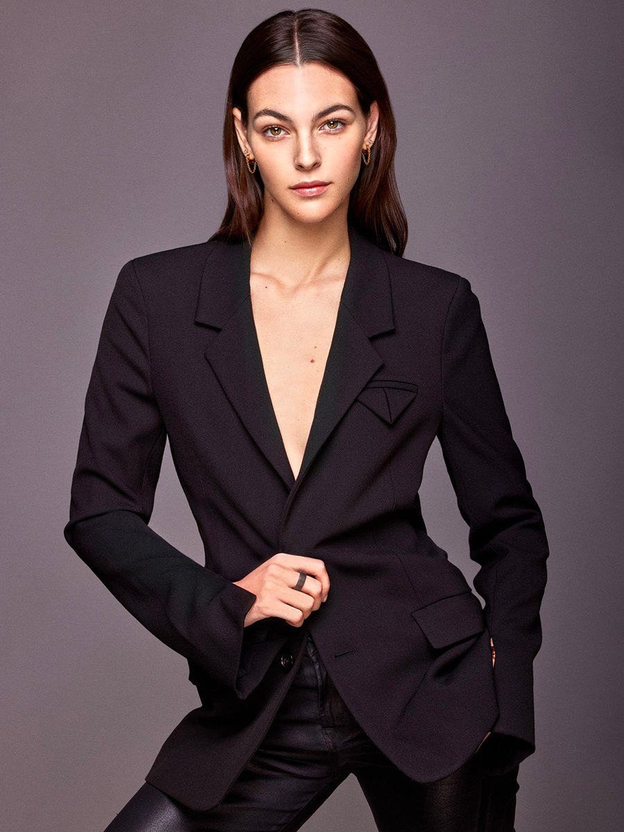 Beauty: pelle scolpita e luminosa, labbra nude, blazer nero